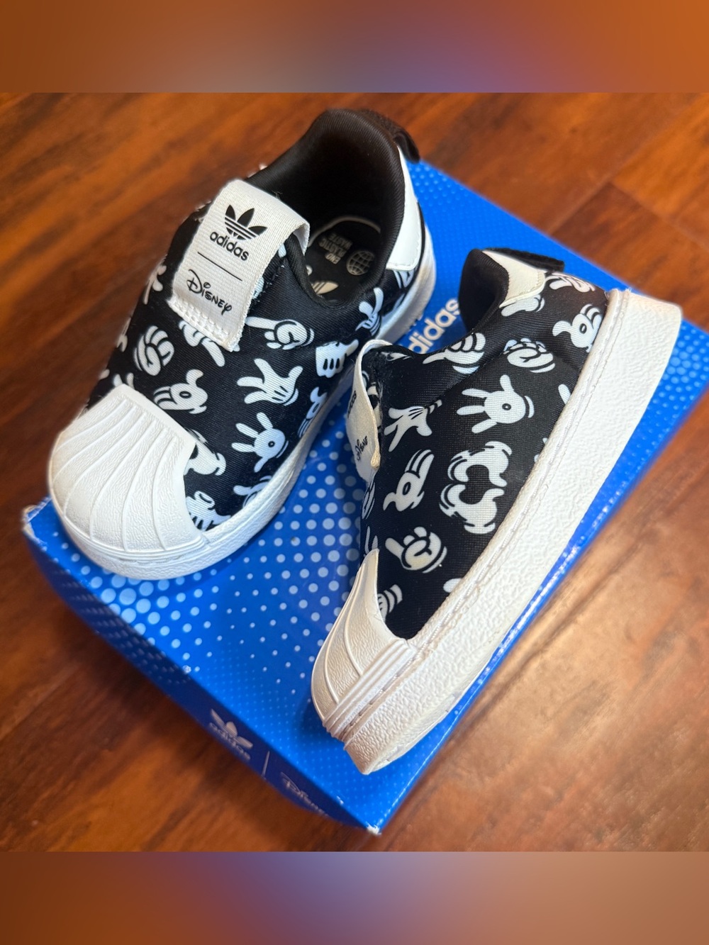 adidas superstar  Kids Black & White Disney Slip-On Mickey Mouse sneakers